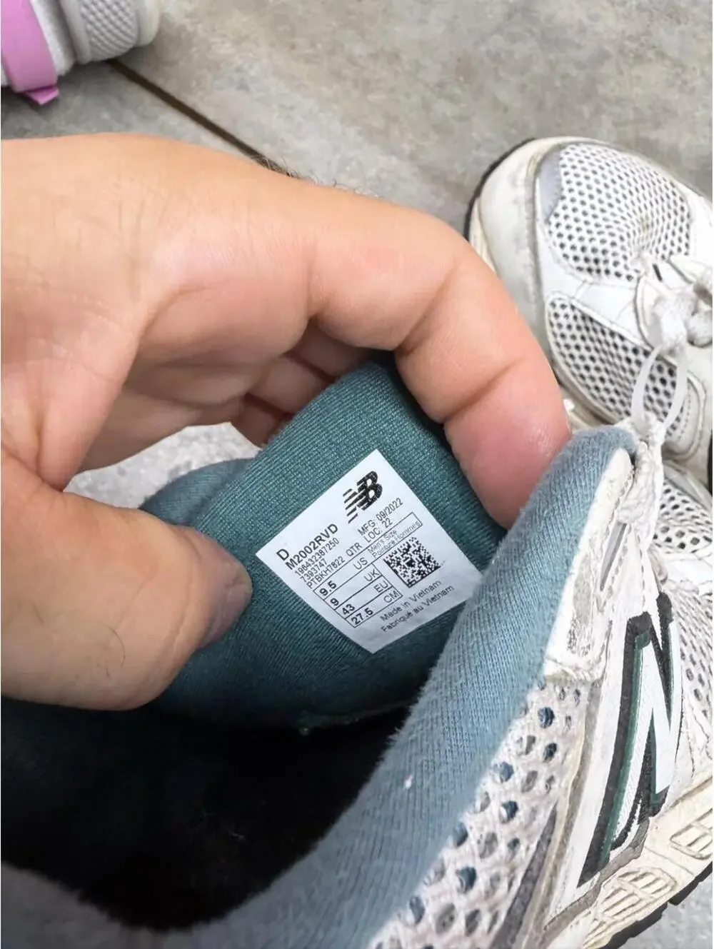 New balance 2002r pouch vintage teal white gym running shoes size 9.5 MENS